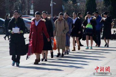 山東藝考空乘專業(yè)火爆 裸腿美女無懼寒冷拼顏值