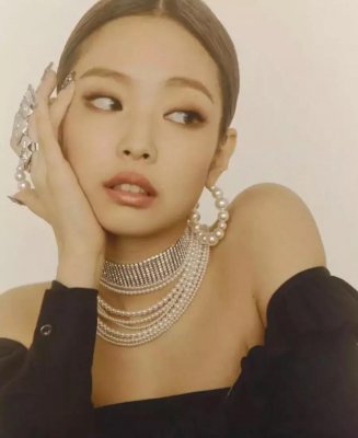 你和“人間香奈兒”Jennie，相差一個(gè)直角肩！